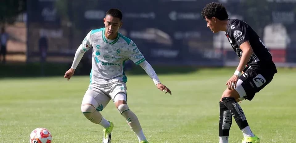 Jugador de Santos Laguna driblando a oponente