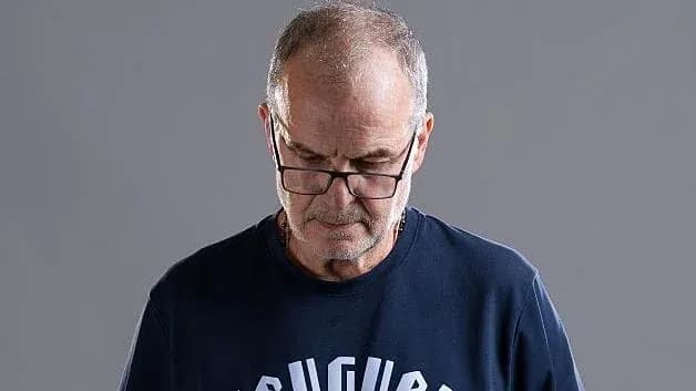 Hombre con gafas mirando hacia abajo