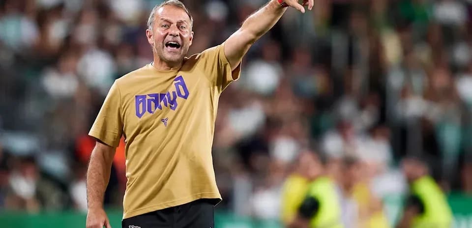 Entrenador dirigiendo a su equipo en el partido