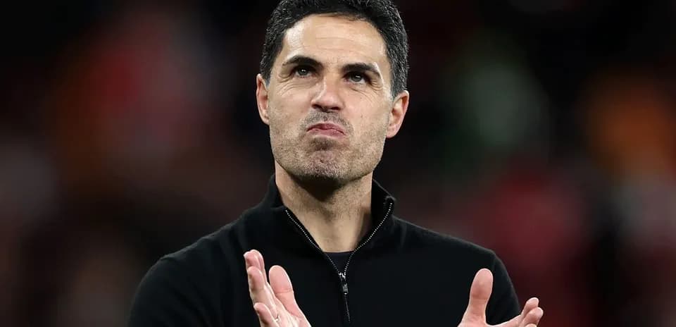 Entrenador aplaudiendo en el campo después del partido