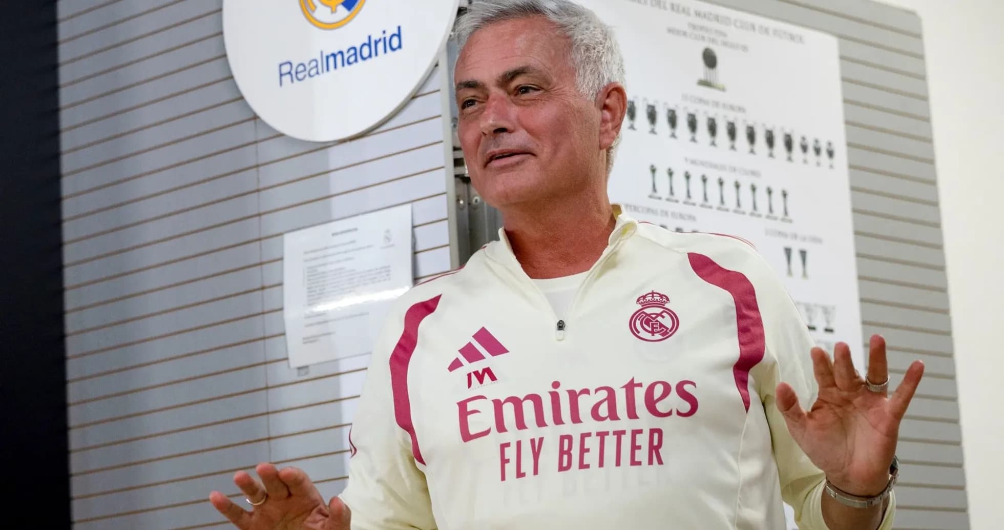 Entrenador de Real Madrid hablando en sala