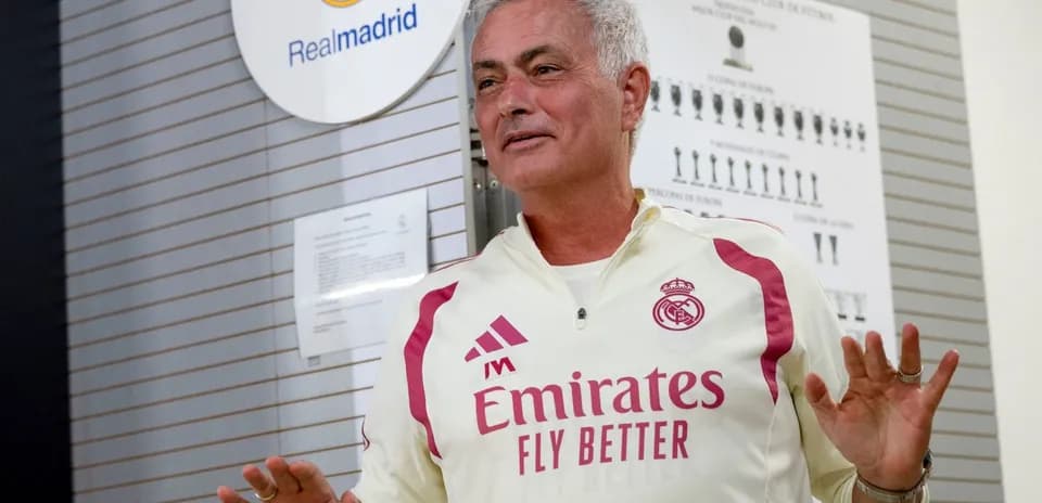 Entrenador de Real Madrid hablando en sala