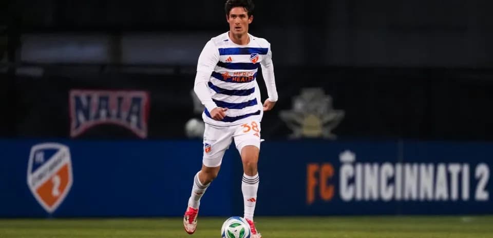 Jugador de FC Cincinnati II corriendo con el balón