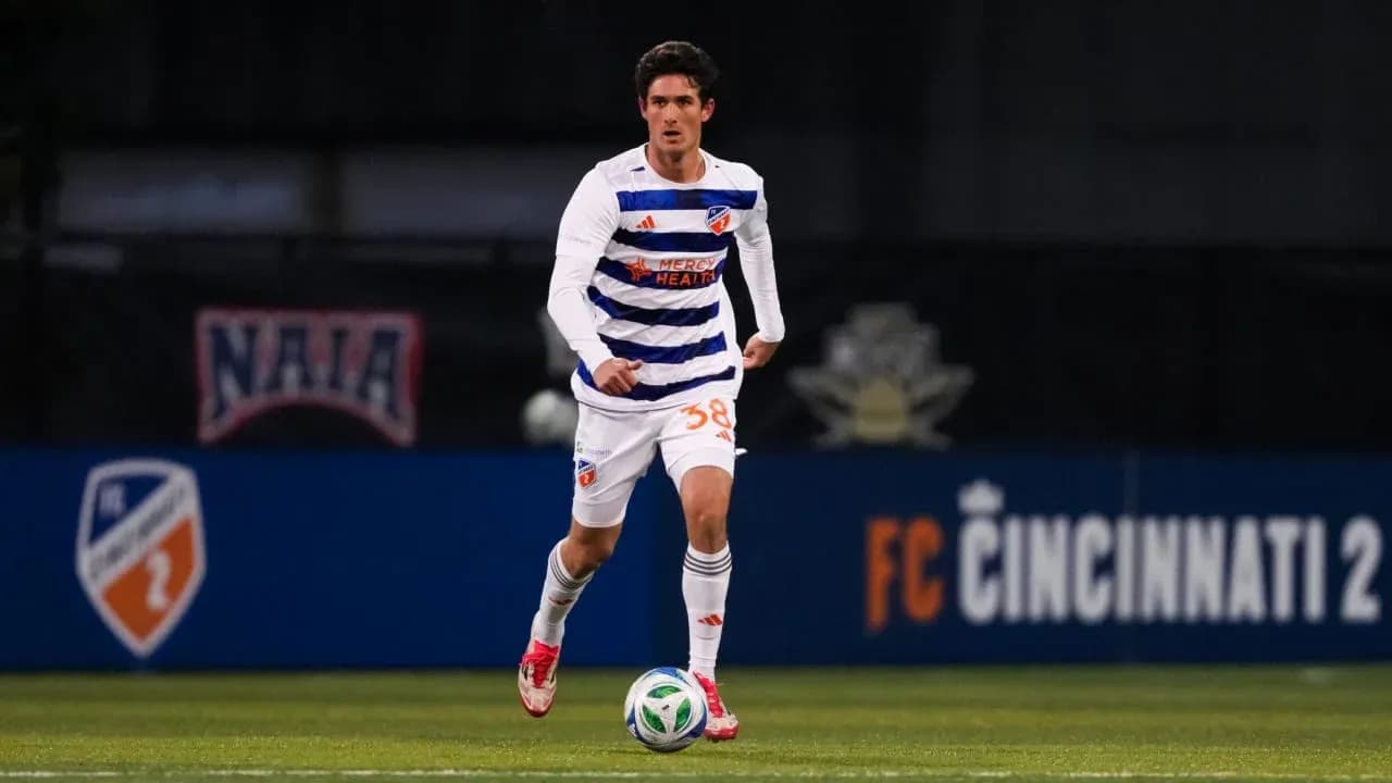 Jugador de FC Cincinnati II corriendo con el balón