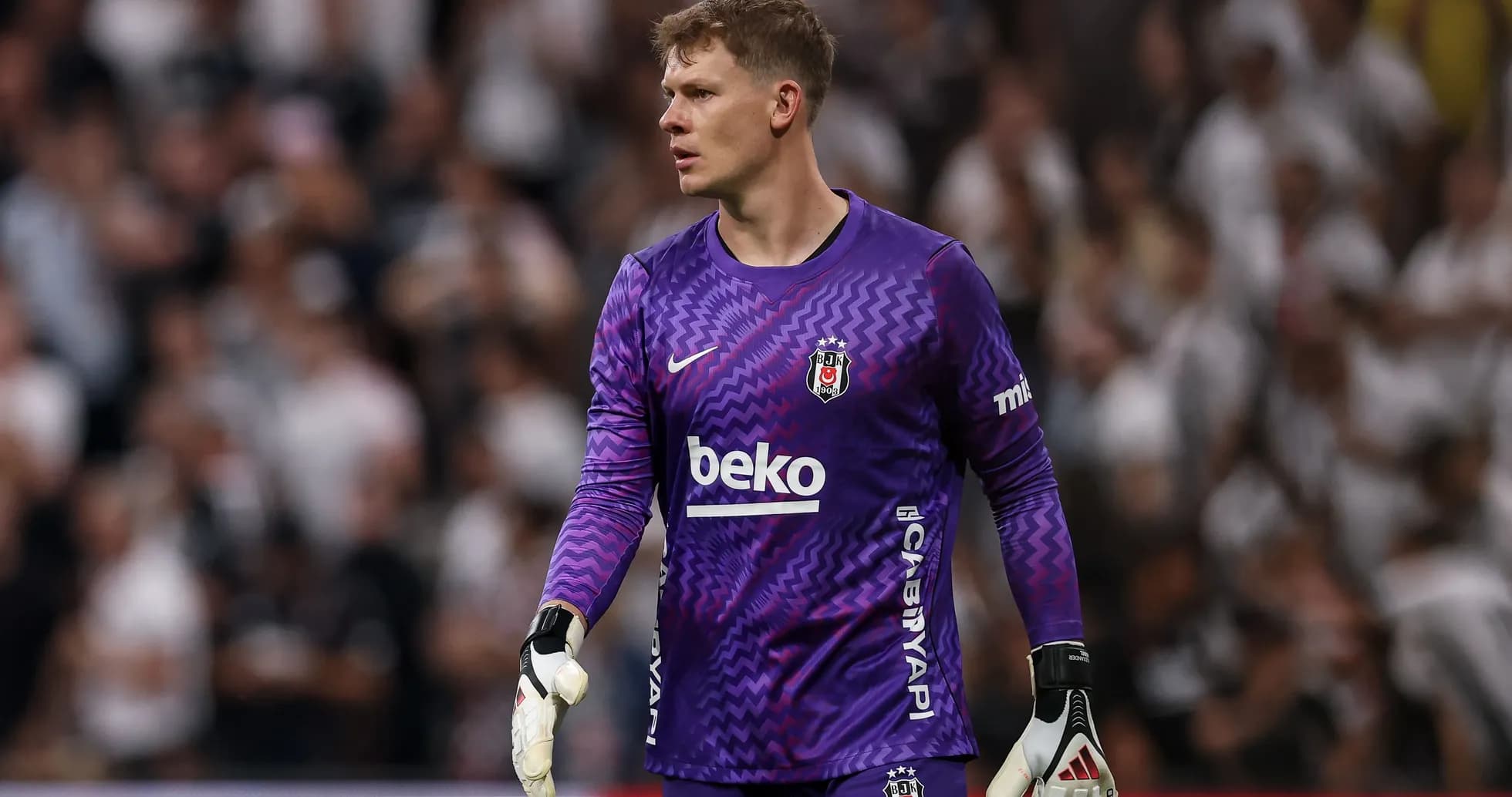 Portero de Beşiktaş en acción durante el partido