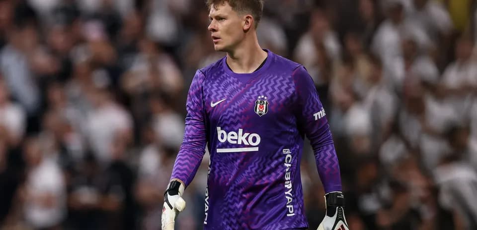 Portero de Beşiktaş en acción durante el partido