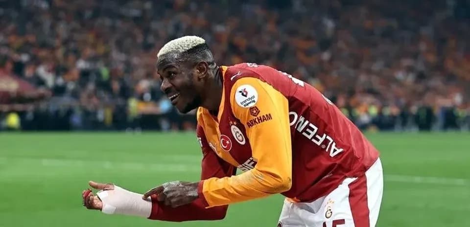 Jugador de Galatasaray celebrando con la mano vendada