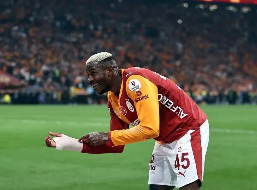 Jugador de Galatasaray celebrando con la mano vendada