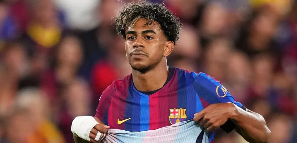 Jugador del FC Barcelona levantando su camiseta durante el partido