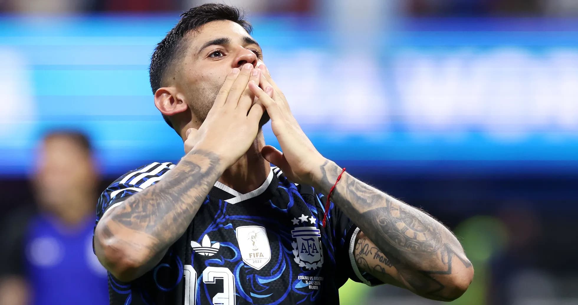 Jugador argentino celebrando en el campo de fútbol