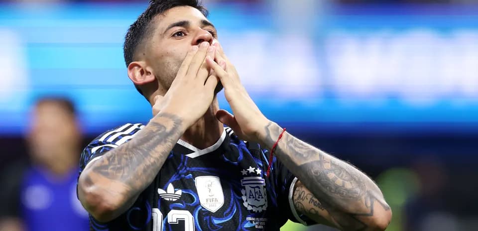 Jugador argentino celebrando en el campo de fútbol
