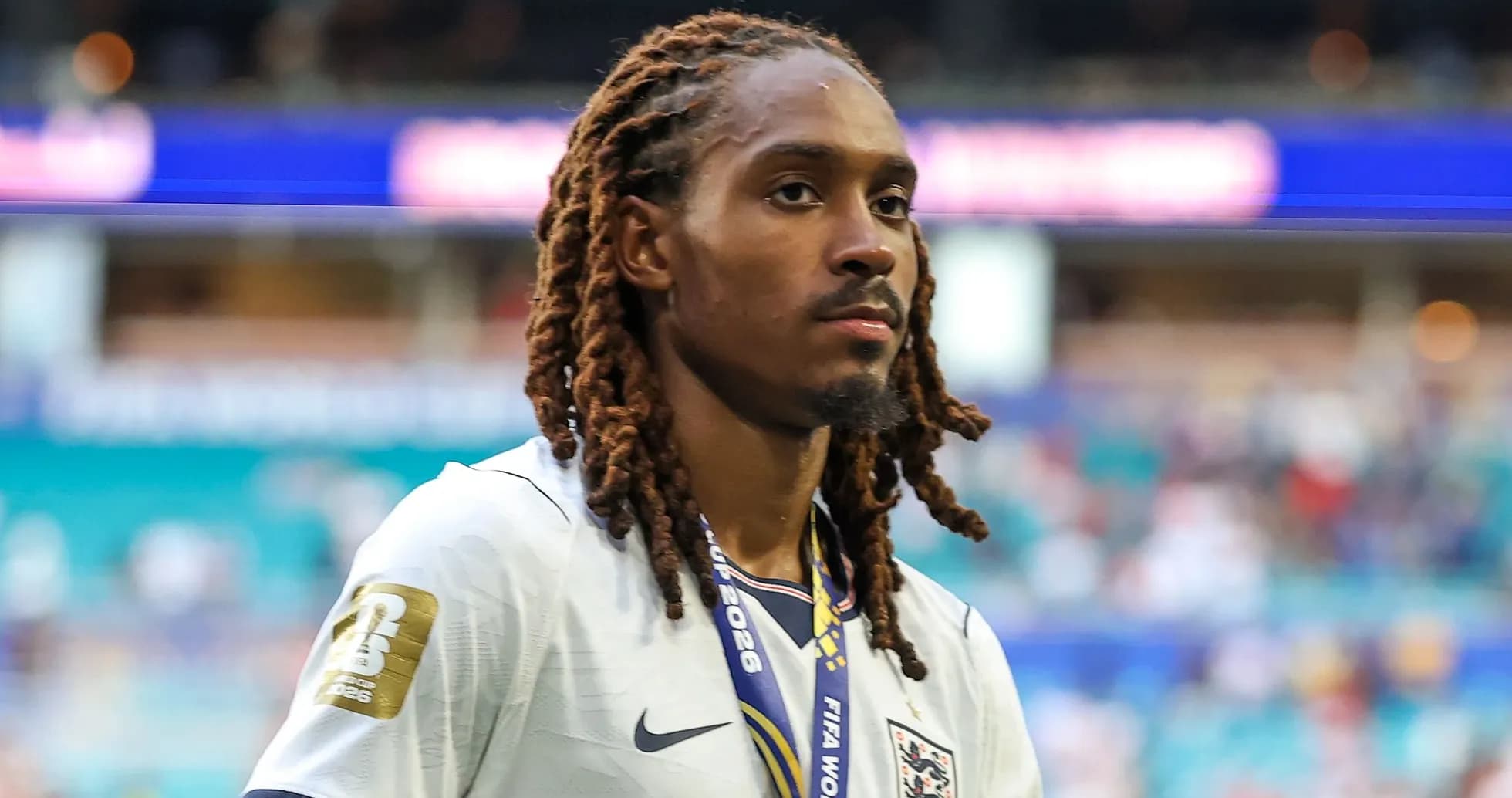 Jugador de Inglaterra con medalla después del partido