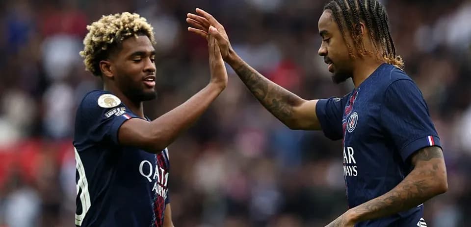 Jugadores del PSG chocando las manos en celebración
