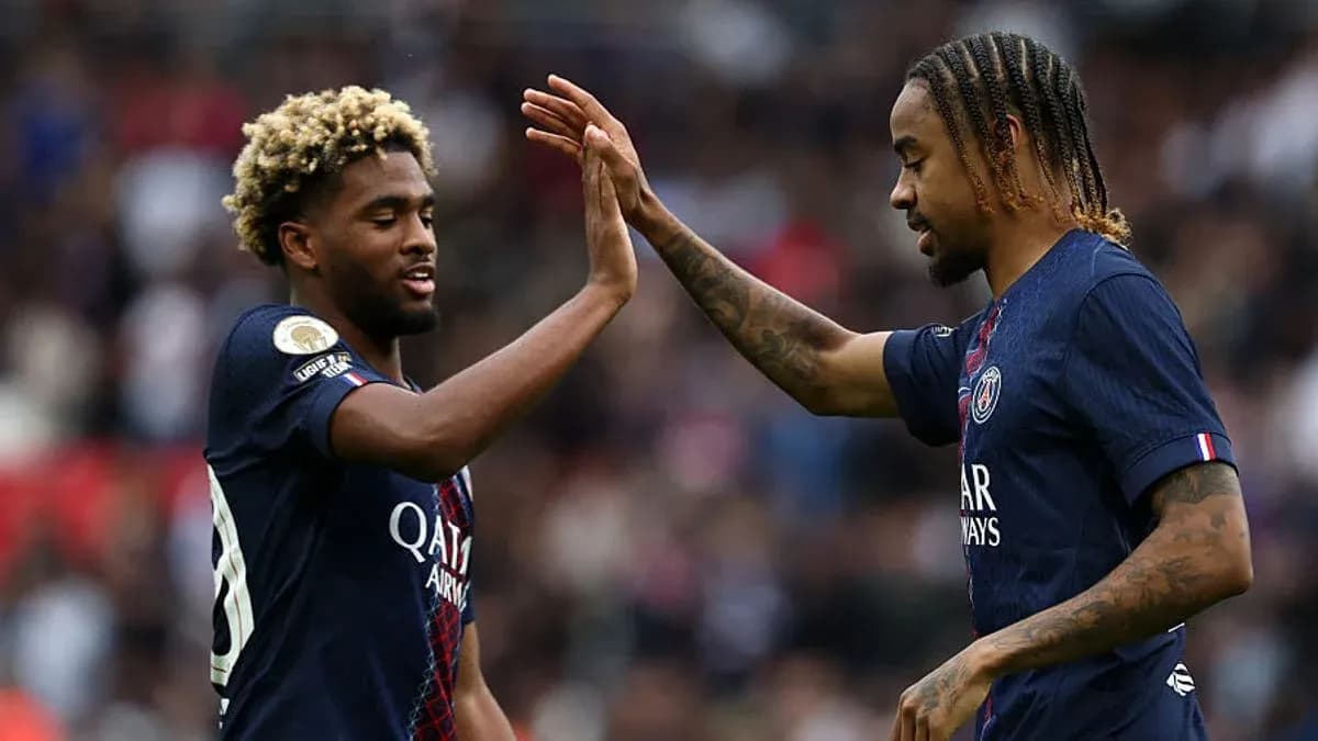 Jugadores del PSG chocando las manos en celebración