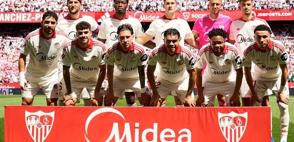 Equipo del Sevilla posando antes del partido
