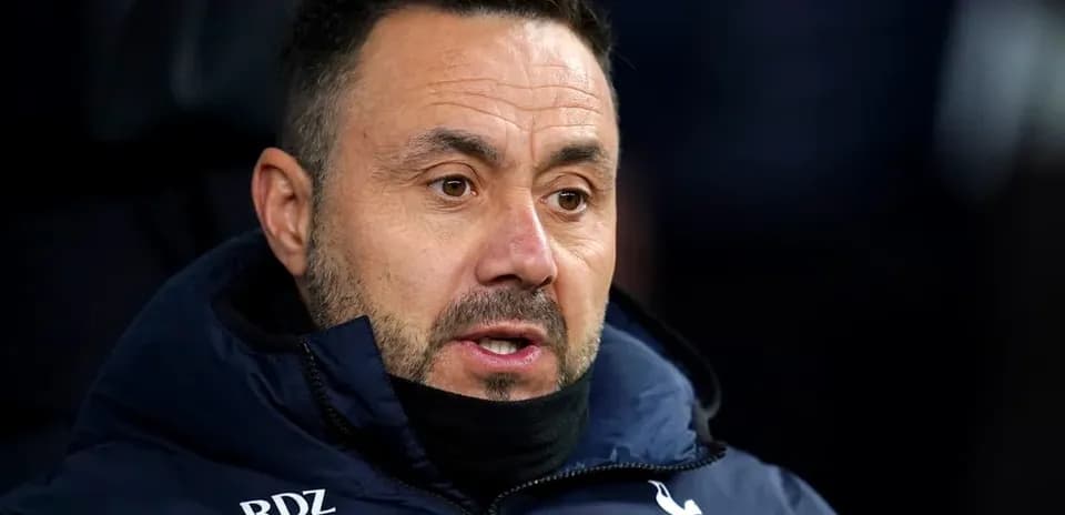 Entrenador de Tottenham en el banquillo durante partido