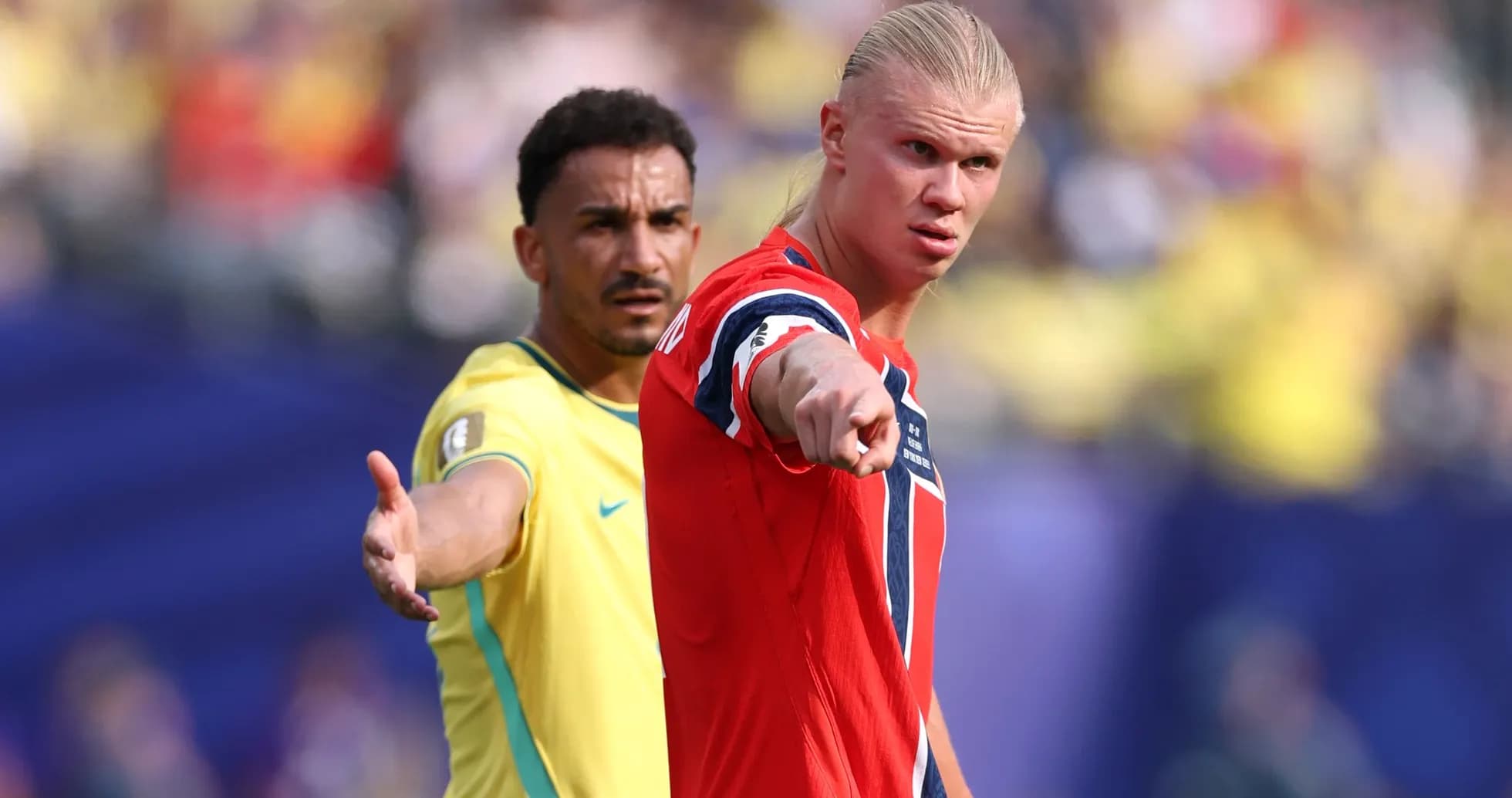 Erling Haaland señalando durante el partido contra Brasil