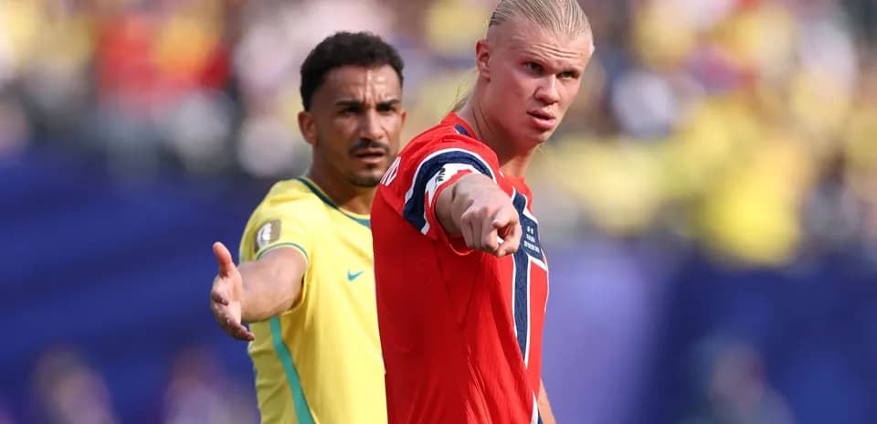 Erling Haaland señalando durante el partido contra Brasil