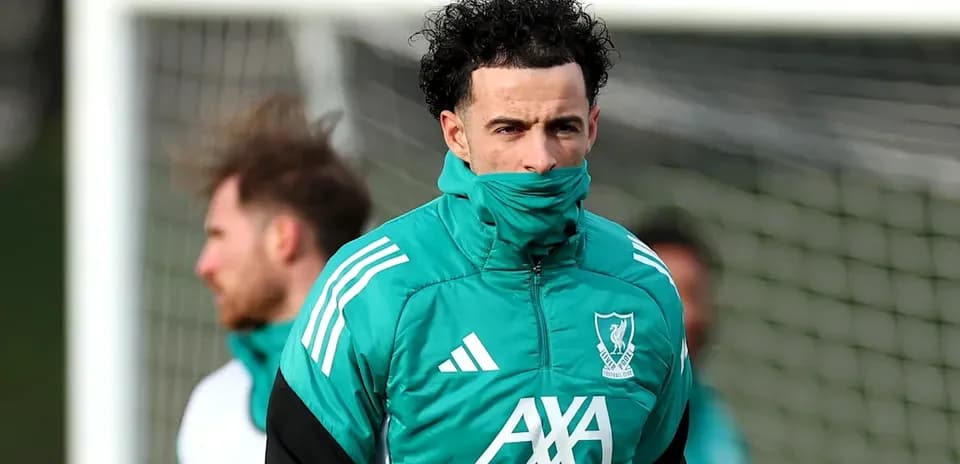 Jugador de Liverpool entrenando con chaqueta verde