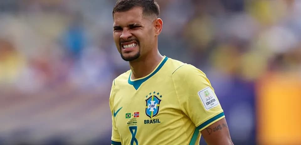 Jugador de Brasil en camiseta amarilla en el campo