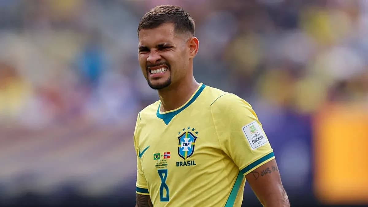 Jugador de Brasil en camiseta amarilla en el campo