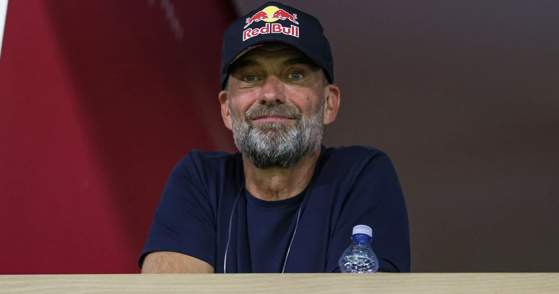 Entrenador observando desde un palco en el estadio