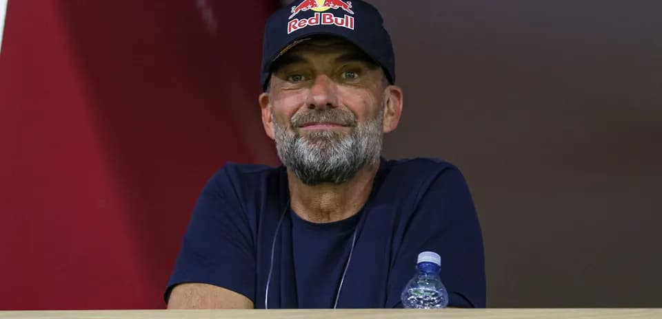 Entrenador observando desde un palco en el estadio