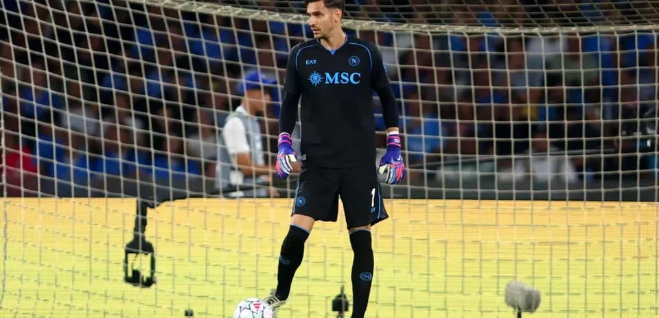 Portero de Napoli en la portería durante el partido