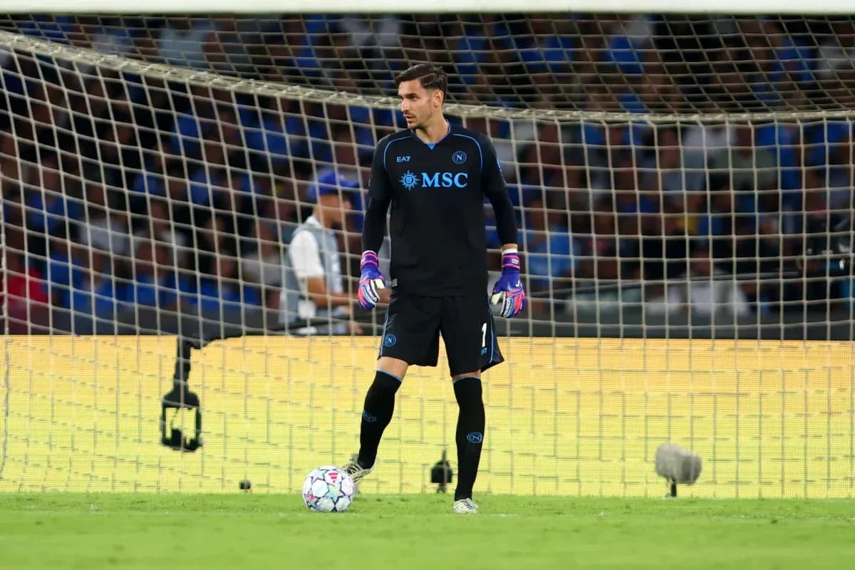 Portero de Napoli en la portería durante el partido
