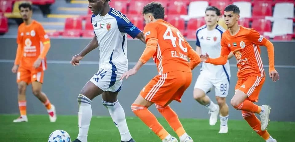 Jugadores de Ittihad Kalba U23 y Al Wasl U23 en acción