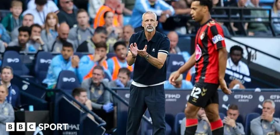 Entrenador dirigiendo a su jugador en el partido