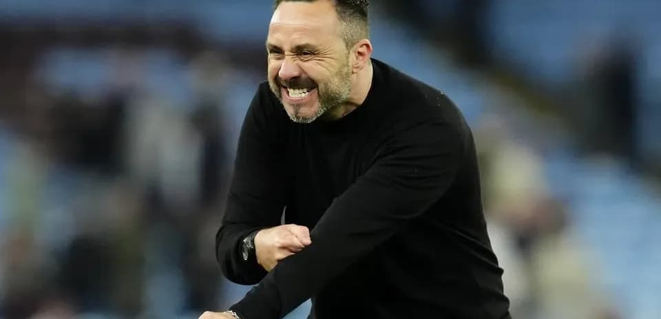 Entrenador celebrando una victoria en el banquillo