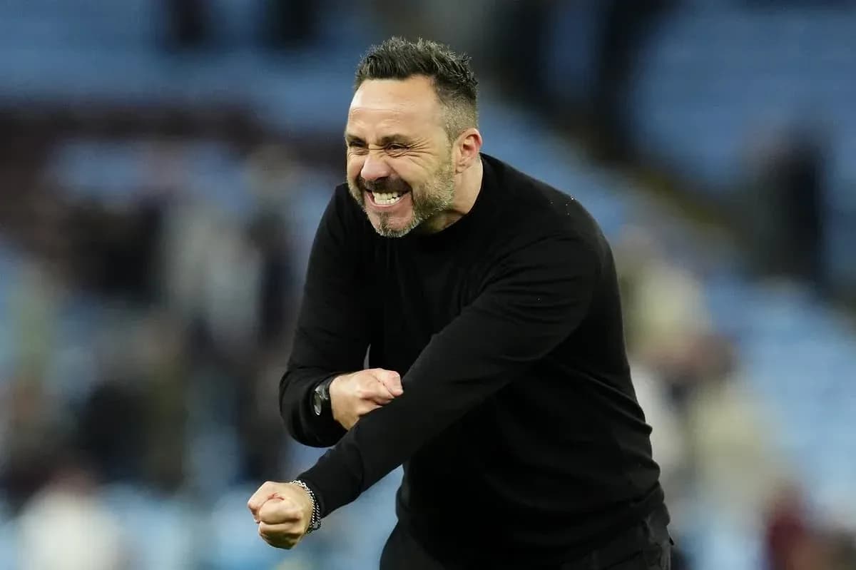 Entrenador celebrando una victoria en el banquillo