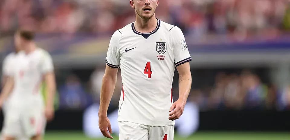 Jugador de Inglaterra caminando en el campo de juego
