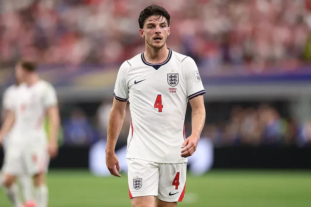 Jugador de Inglaterra caminando en el campo de juego