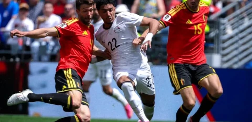 Jugadores de Egipto y Bélgica luchando por el balón