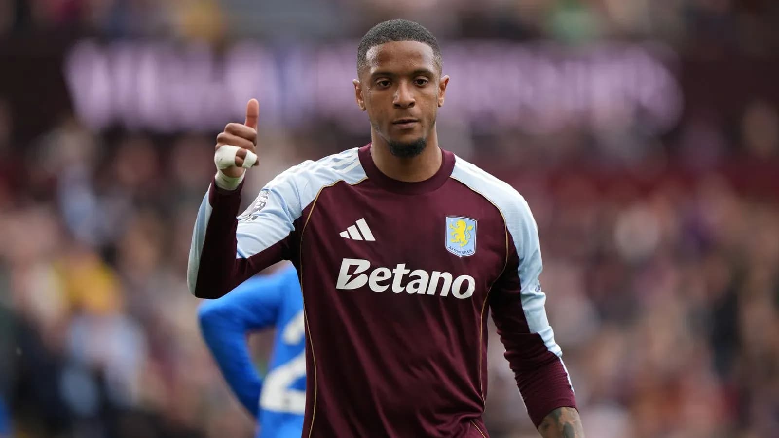 Portero de Aston Villa señalando con pulgar hacia arriba