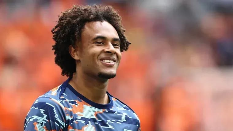 Jugador sonriendo antes del partido en el campo