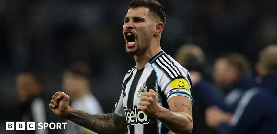 Jugador de Newcastle celebrando con puño cerrado