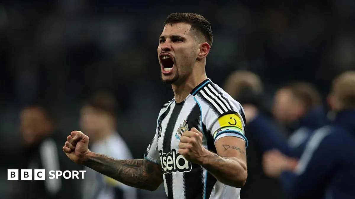 Jugador de Newcastle celebrando con puño cerrado