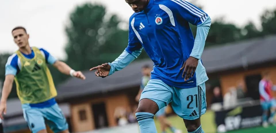 Jugador entrenando con camiseta de Slovan Bratislava