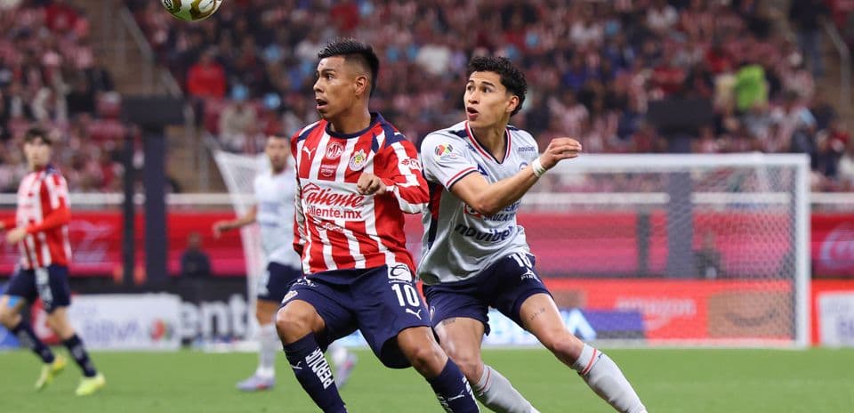 Jugador de Chivas intentando controlar el balón