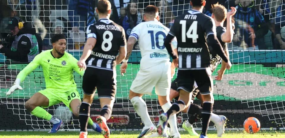 Lautaro Martínez intentando marcar un gol