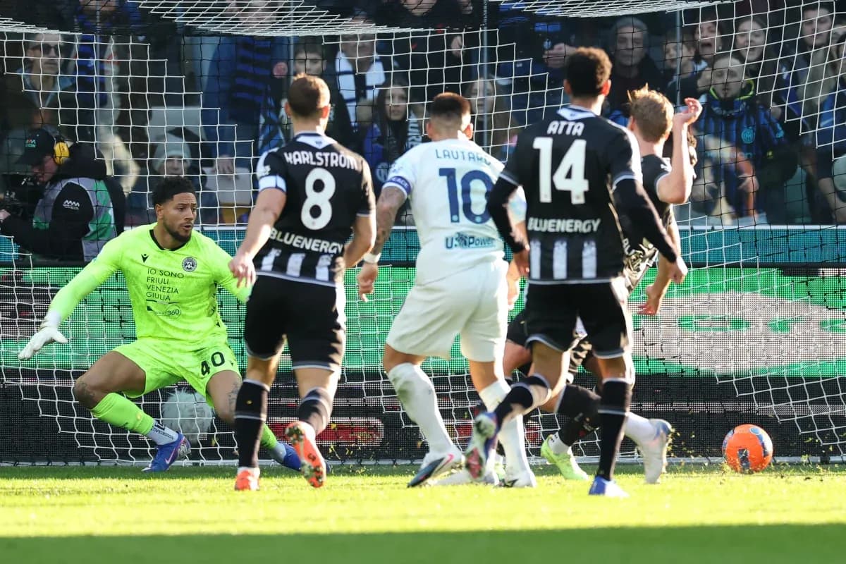 Lautaro Martínez intentando marcar un gol