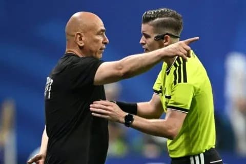 Árbitro discutiendo con entrenador durante partido