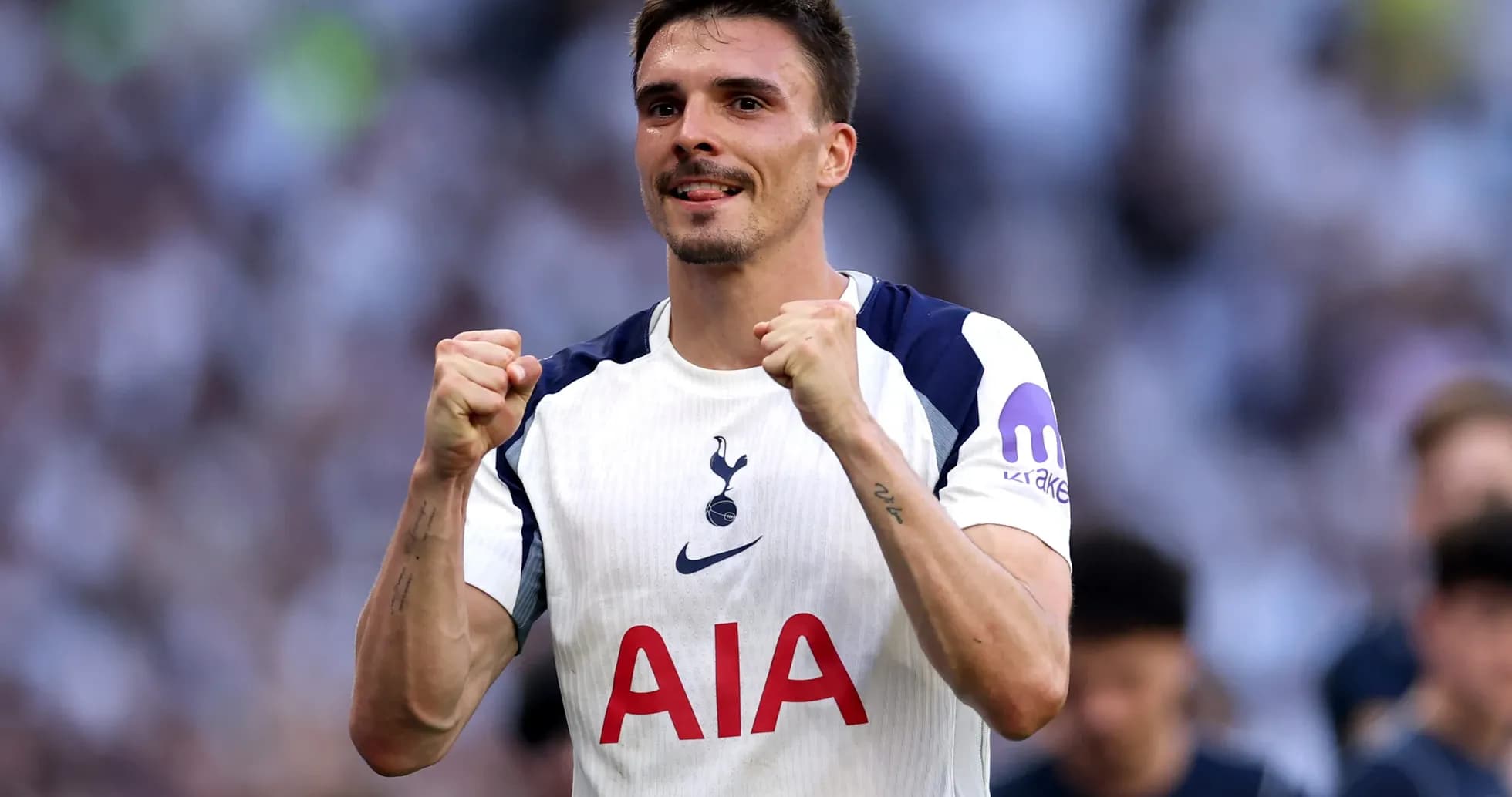 Jugador de Tottenham celebra un gol