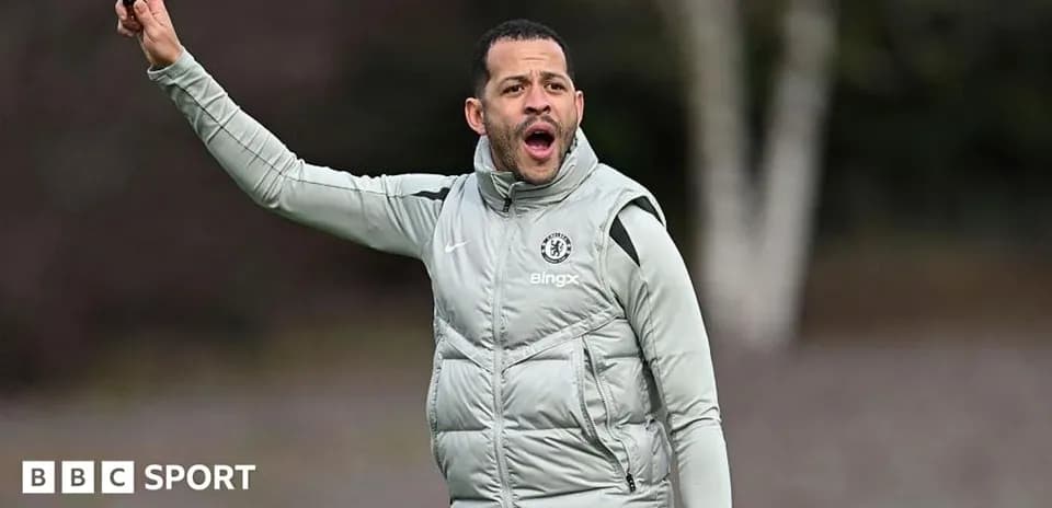 Entrenador dirigiendo a su equipo durante entrenamiento