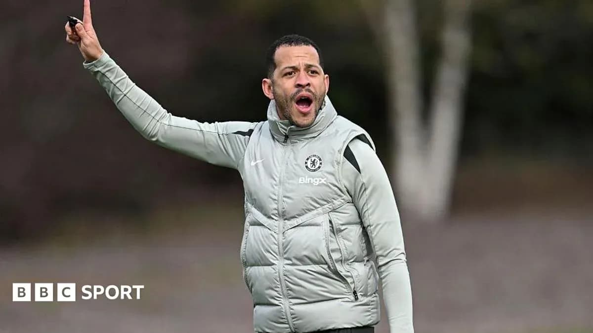 Entrenador dirigiendo a su equipo durante entrenamiento