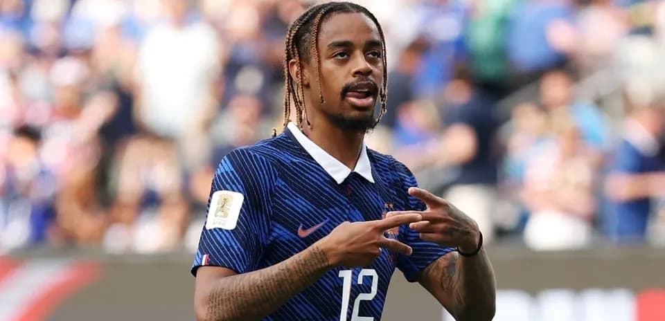 Jugador de Francia señalando durante el partido