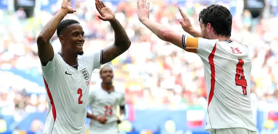 Jugadores de Inglaterra celebrando un gol en el partido